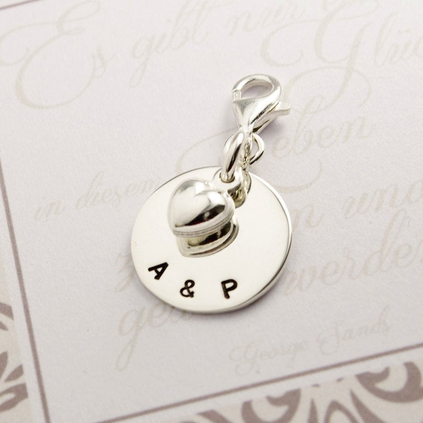 Hochzeitsgeschenk für Brauteltern, ein Silber Anhänger mit Gravur "A&P", 925 Silber, Gravur-Anhänger mit Initialen des Brautpaares und einem Herz mittig hängend an einem Karabinerhaken. Verpackt in einer personalisierten Geschenkbox von Bloomgart.