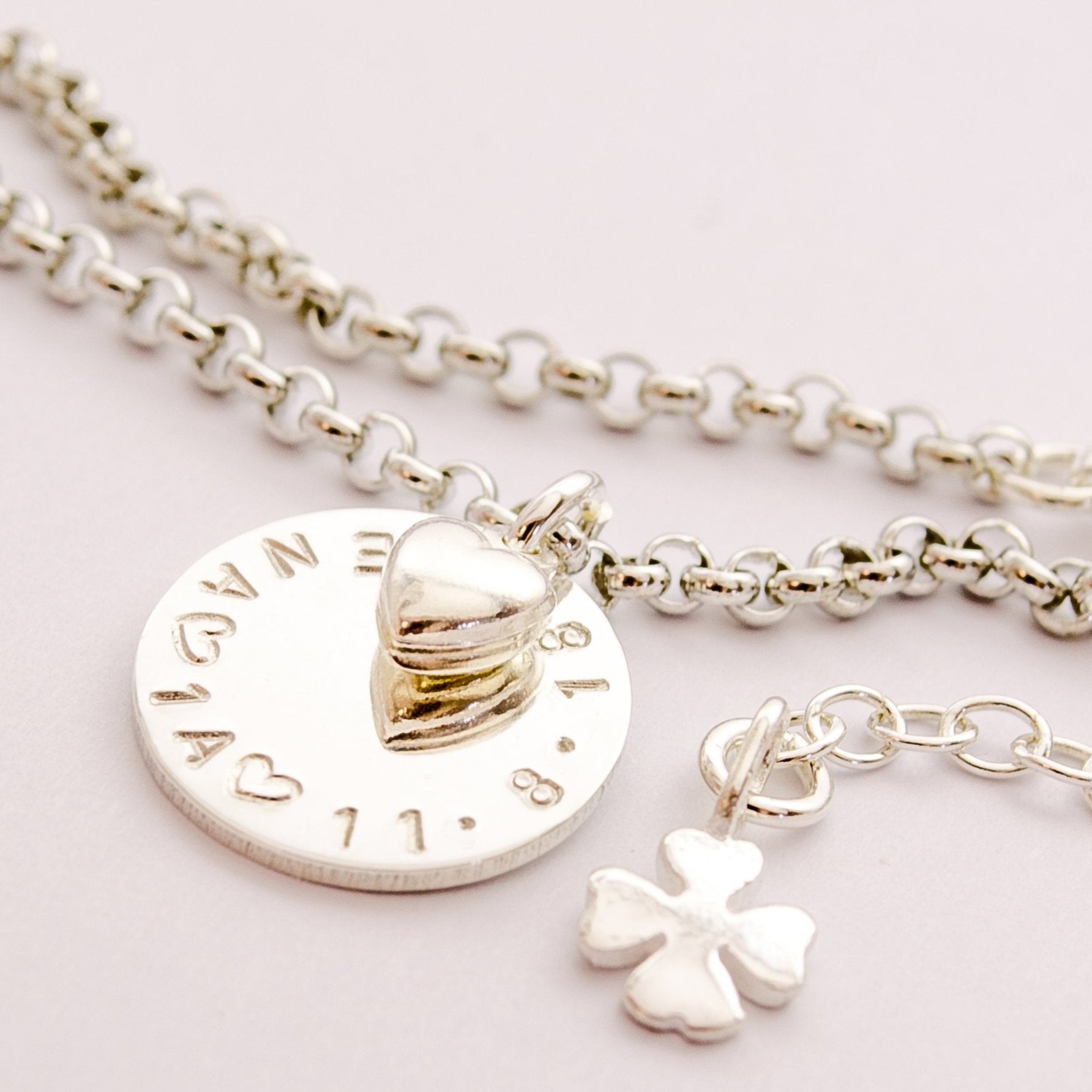 Detailansicht eines Namensarmbandes  mit Wunschgravur, Glücksklee und Herz  aus 925 Sterlingsilber. Persönliches Geschenk zur Einschulung, Geburt, Taufe oder Geburtstag von Bloomgart