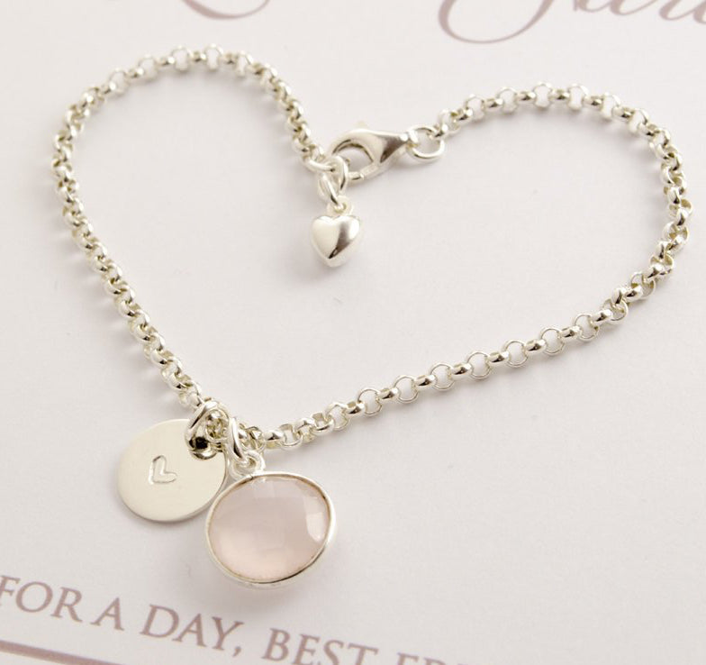 Hochzeitsgeschenk für die Trauzeugin. Detailansicht des Silberarmbandes mit Herz-Gravur und Endelstein-Anhänger.