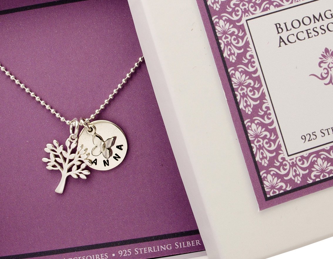 925 Sterling Silberkette mit Namensanhänger, Baum und Schmetterling in einer lila Geschenkschachtel präsentiert.