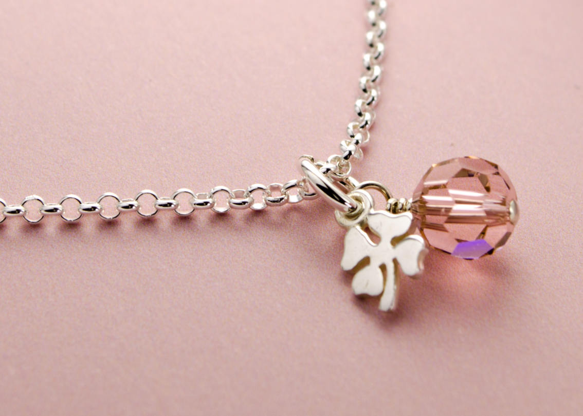 Detailansicht des Kleeblatt-Anhängers aus glänzendem 925 Sterling Silber