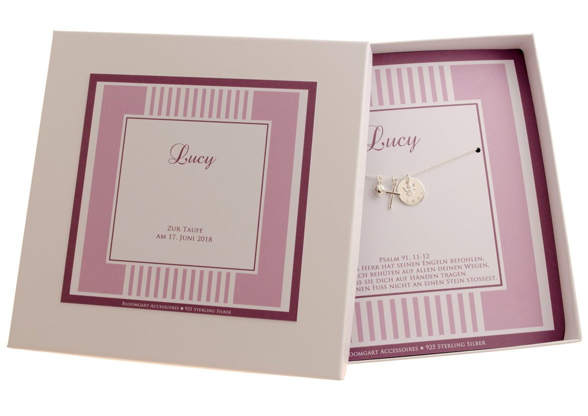 Gesamtansicht einer Geschenkbox mit Streifenmuster in dunkelrosa-Tönen, personalisiert für Lucy zur Taufe. In der Box befindet sind die filigrane Namenskette mit Schutzengel, Kreuz und Herz-Anhänger.