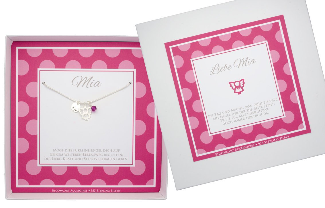 Gesamtansicht der pink-rosa Geschenkbox, die hier für Mia personalisiert und mit dem Spruch 'Bei Tag und bei Nacht, von früh bis spät, ein Engel der dir zur Seite steht...' versehen wurde. Innenliegend befindet sich die Silberkette mit Namenstaler, Engel und Glücksstein.