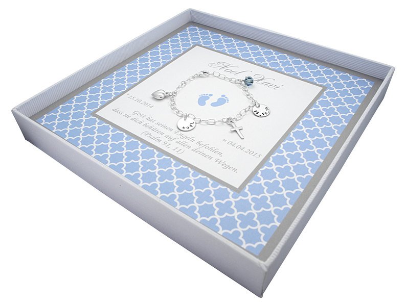 Innenansicht der Geschenkschachtel mit Personalisierung und Ornamentmuster in hellblau. Der Druck ist mit Namen 'Noel Xavi' versehen, Zwei Füßchen als Symbol für den neuen Erdenbürger und Täufling, Geburt- und Taufdatum sowie Taufspruch. Hier: 'Gott hat seinen Engeln befohlen, dass sie dich behüten auf allen deinen Wegen.' (Psalm 91,11)