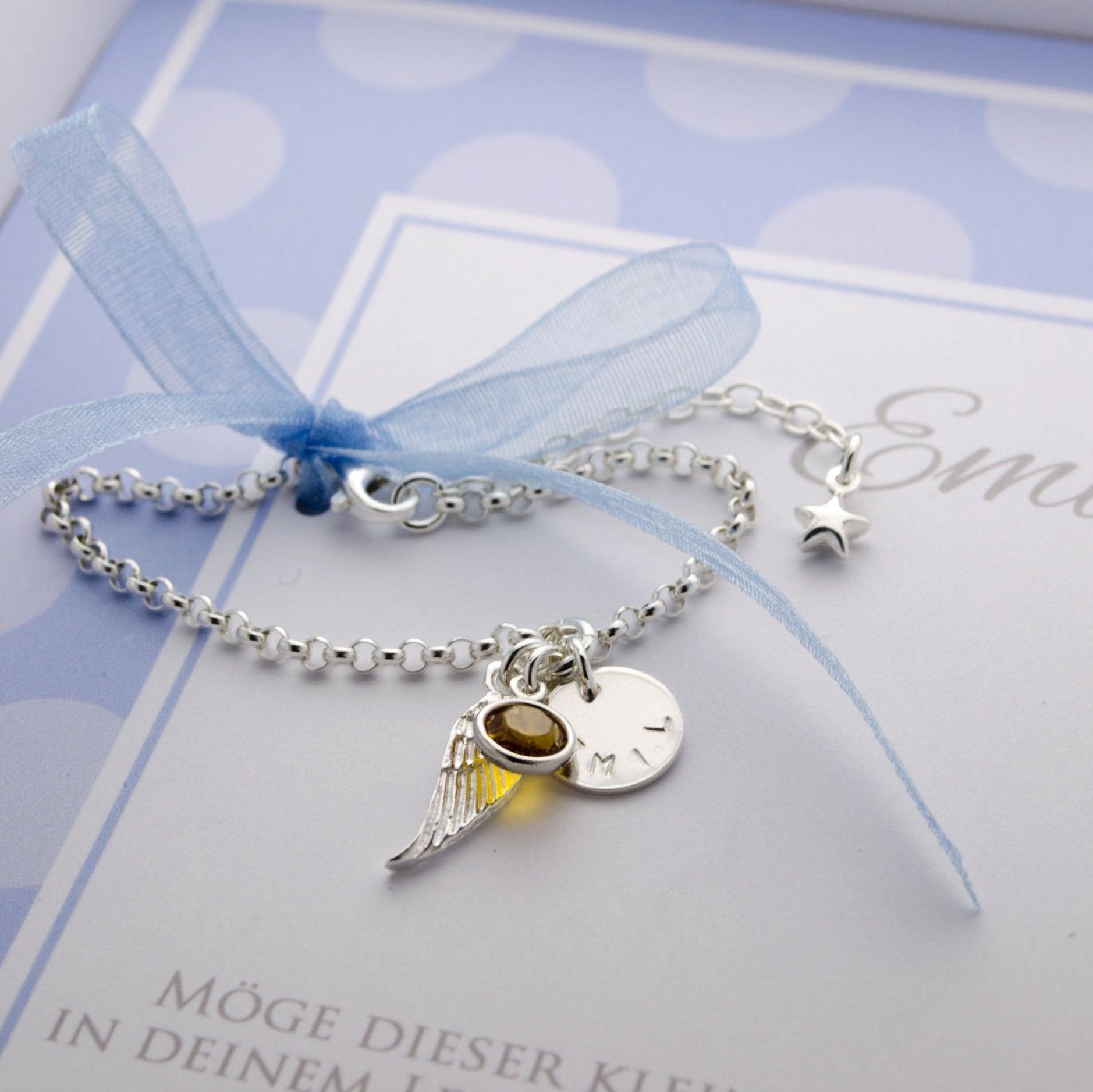 Filigranes Namensarmband mit Flügel, Geburtsstein, hier in November gelb und Namensplättchen von Hand gestempelt als Geschenk zur Taufe in personalisierter Geschenkbox von Bloomgart.