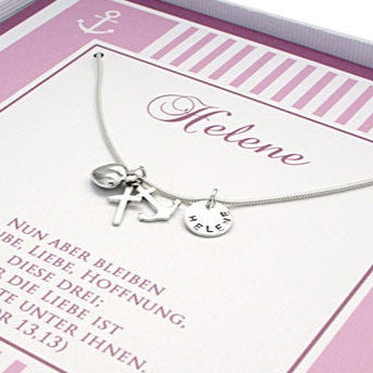 Detailansicht einer personalisierten Taufkette aus 925 Silber mit Wunschgravur Name, hier HELENE und Anhängern für Glaube (Kreuz), Hoffnung (Anker) und Taufe (Herz) in einer personalisierten Geschenkbox von Bloomgart