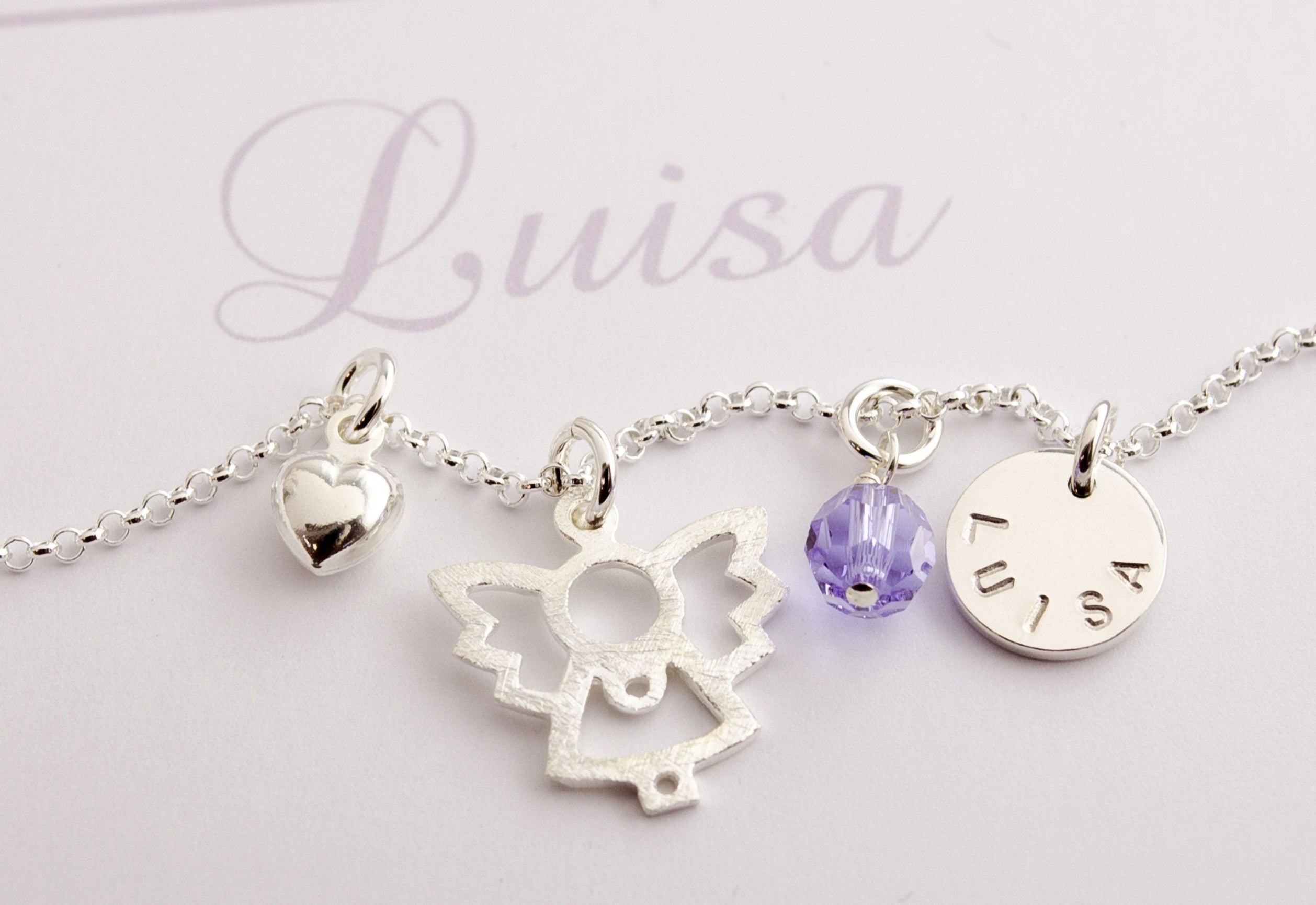 Detailansicht der Namenskette 'LUISA' mit personalisierter Schmuckbox, personalisiert als Geschenk zur Taufe. Handgemachter Taufschmuck von  Bloomgart