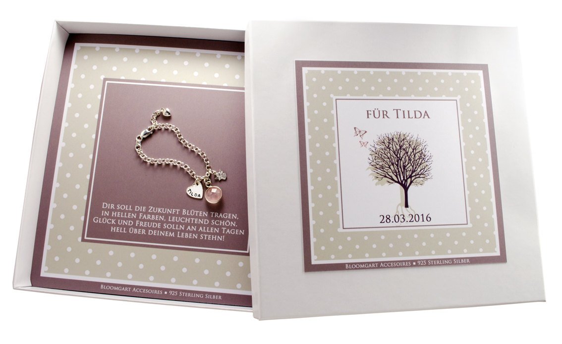 Komplettansicht der Geschenkbox mit Lebensbaum auf dem Cover, Namen und Datum, hier 'Für Tilda' und '28.03.2016'. Im Innenteil der Box liegt das personalisierte Armband für TILDA. Im unteren Teil ist der Spruch: 'Die soll die Zukunft Blüten tragen, in hellen Farben, leuchtend schön. Glück und Freude solln an allen Tagen hell über deinem Leben stehn!