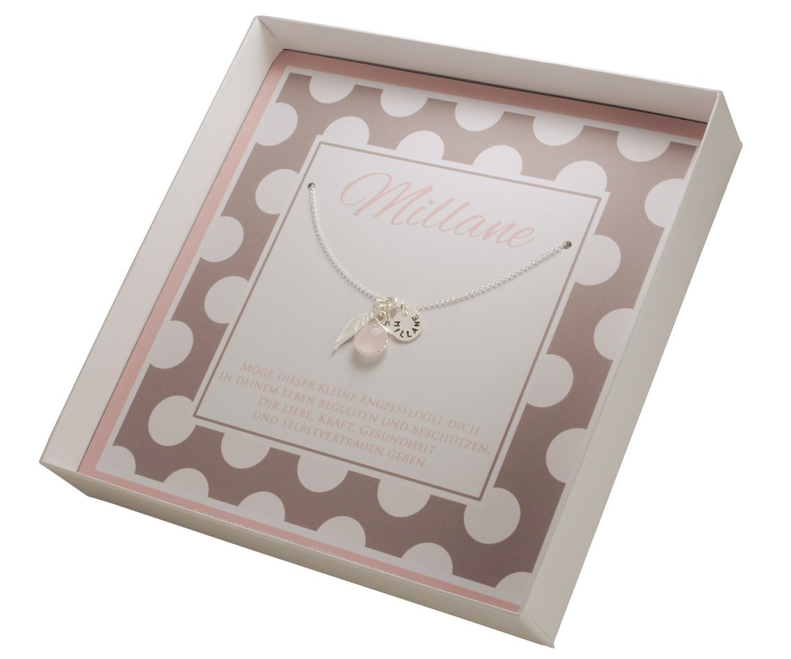 Silberktte mit Flügel, Rosenquarz, Stern-Anhänger für dein Wunsch-Initial und Namensplättchen. Die Kette liegt in einer handgemachten Geschenkbox in rosa-weiß-beige, personalisiert für 'Millane'.