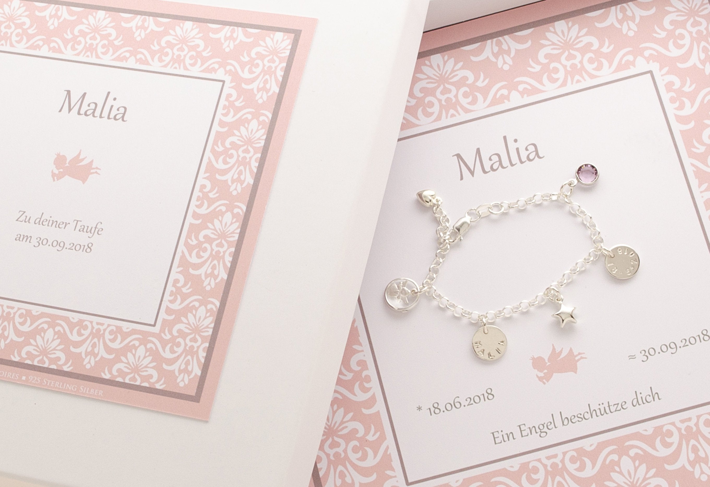 Blick in die personalisierte Geschenkbox, hier für Malia mit Namen, Geburtsdatum, Taufdatum und Spruch 'Ein Engel beschütze dich'.