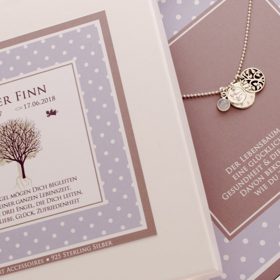 Taufgeschenk im Anschnitt personalisiert für FINN mit blau-taupe farbige Box mit Name, geburts- und Taufdatum und persönlichen Sprüchen innen und außen. Innenliegend befindet sich die personalisierte Taufkette.
