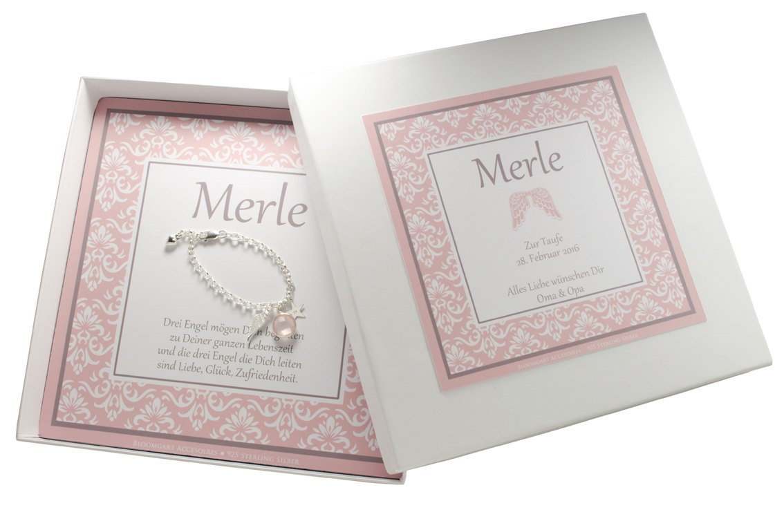 Komplettansicht der rosa-weißen Geschenkbox mit Ornamentmuster personalisiert für 'Merle' zur Taufe. Innen liegt das Armband über dem Taufspruch 'Drei Engel mögen dich begleiten zu deiner ganzen Lebenszeit und die drei Engel die dich leiten sind Liebe, Glück, Zufriedenheit.'