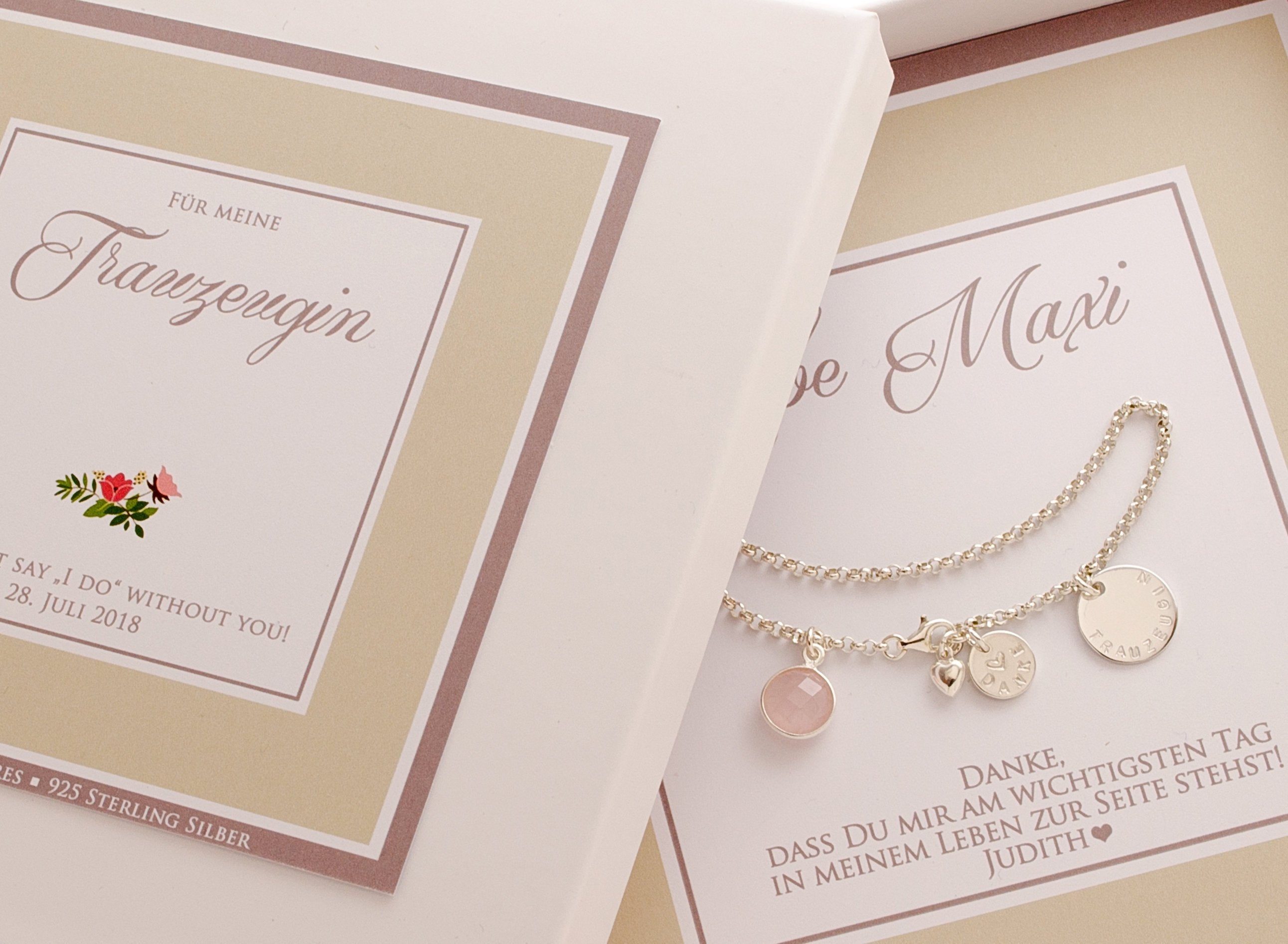 Wundervolles Geschenk für deine Trauzeugin: In einer edlen beige-weißen, personalisierten Geschenkbox befindet sich ein "Danke"-Armband aus 925 Sterlingsilber.