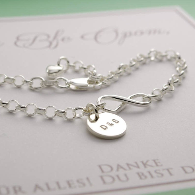 Ein wundervolles Geschenk für Deine Trauzeugin zur Hochzeit ist dieses Unendlichkeits-Armband mit handgestempeltem Gravurtaler für eure Initialen.